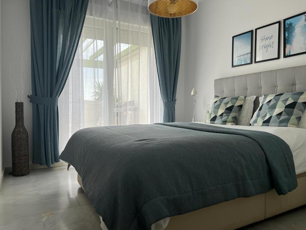 Frontline Beach Penthouse In Mi Capricho Sitio de Calahonda Luaran gambar